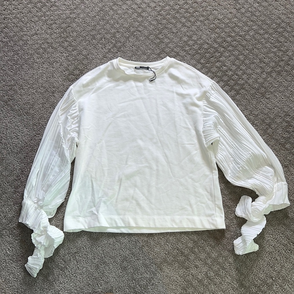White crew neck sweat shirt with wide sleeves